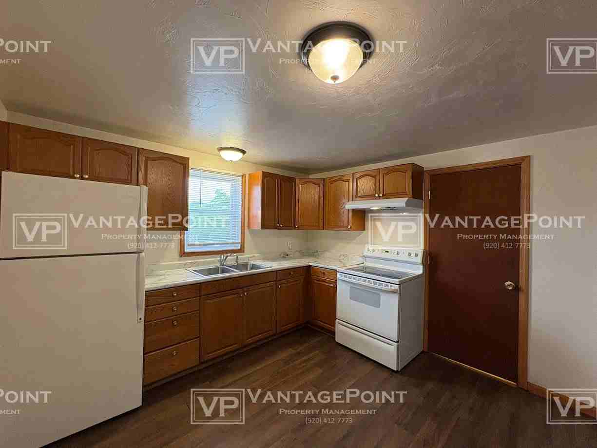 1079 Shawano Ave Uppr - Photo 3 of 17