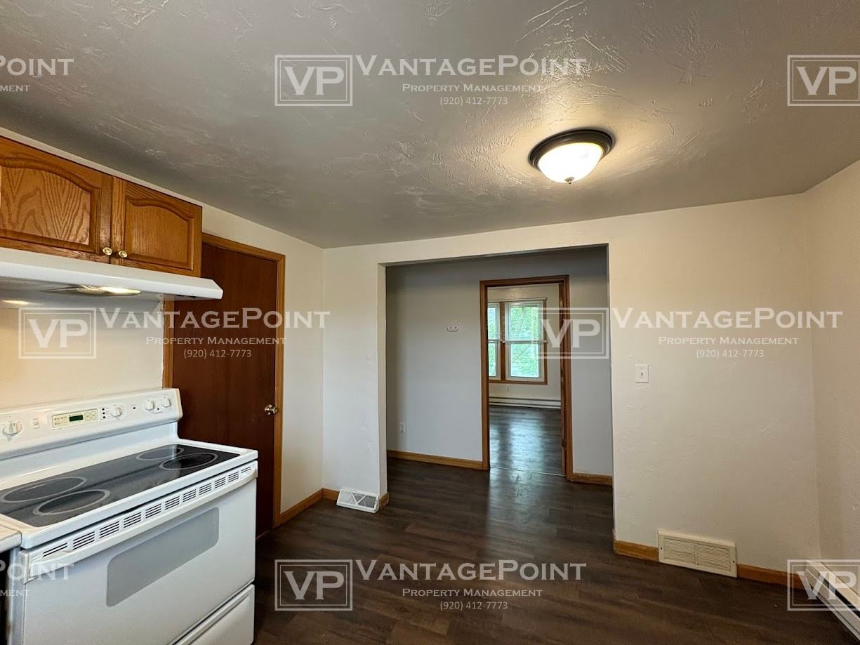 1079 Shawano Ave Uppr - Photo 4 of 17