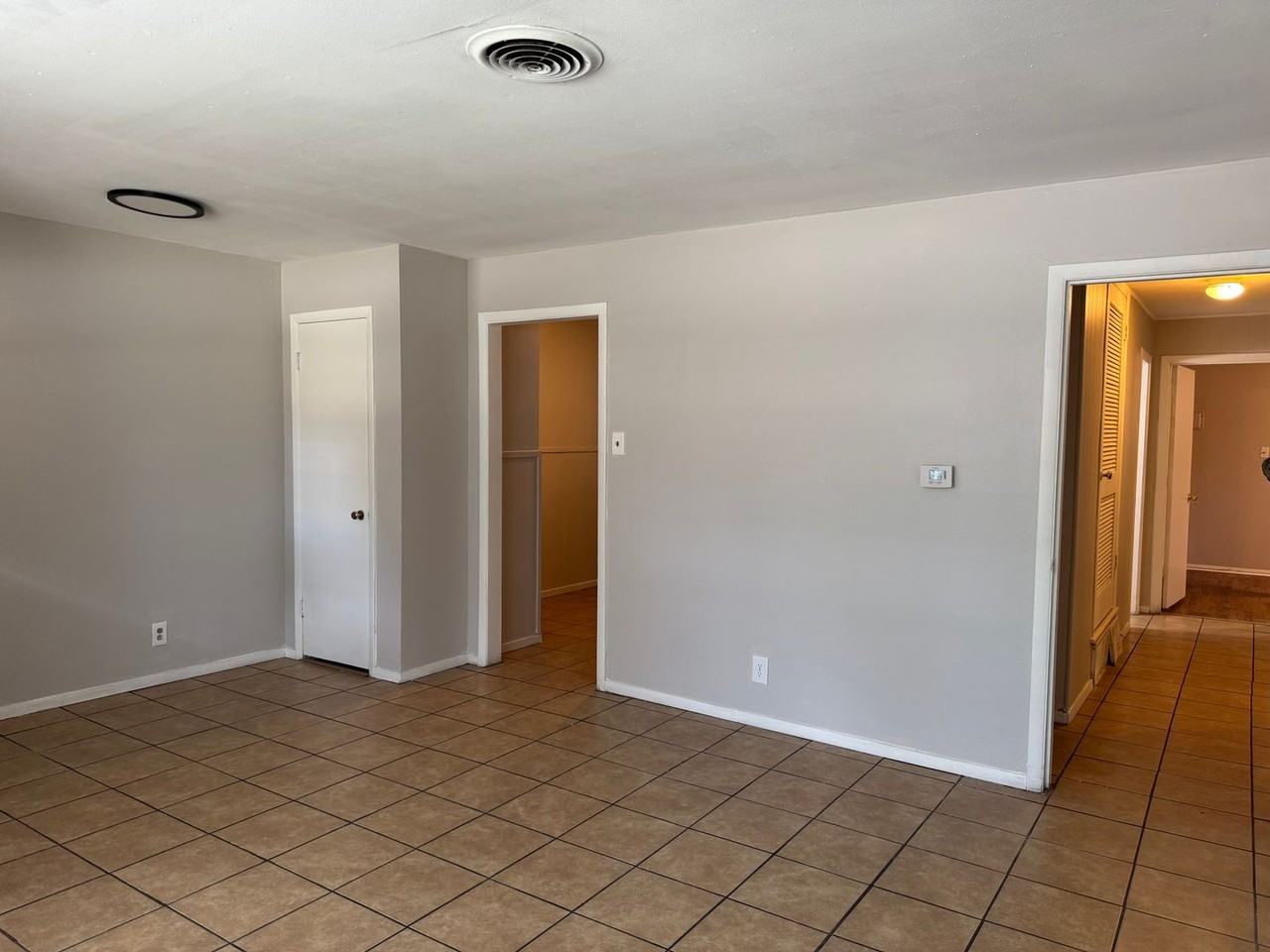 409 E Lilly Ln - Photo 2 of 10