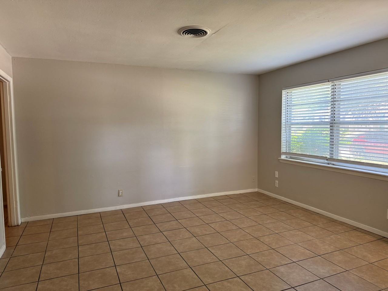 409 E Lilly Ln - Photo 3 of 10