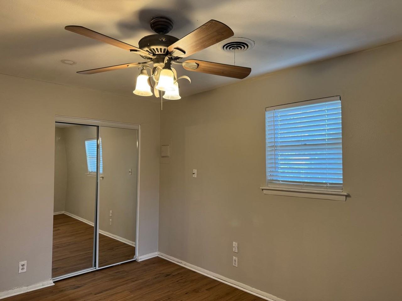 409 E Lilly Ln - Photo 4 of 10