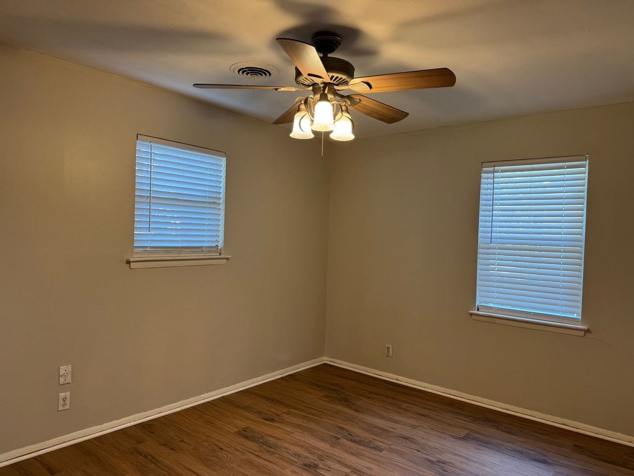 409 E Lilly Ln - Photo 5 of 10