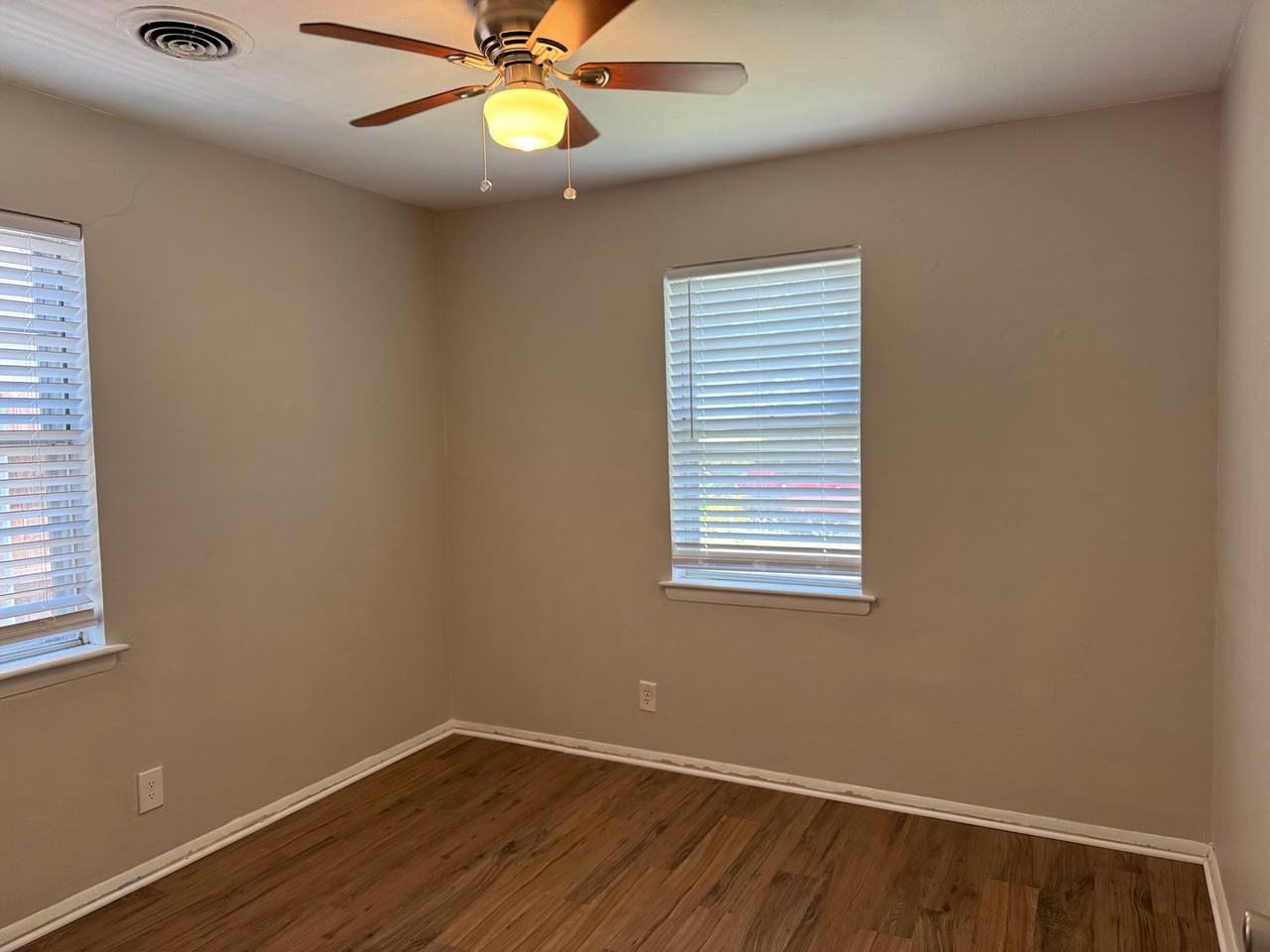 409 E Lilly Ln - Photo 6 of 10