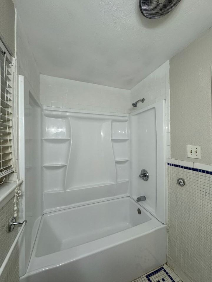 409 E Lilly Ln - Photo 7 of 10