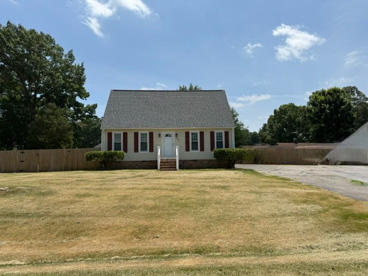 302 Cottonwood Ln - Photo 2 of 25