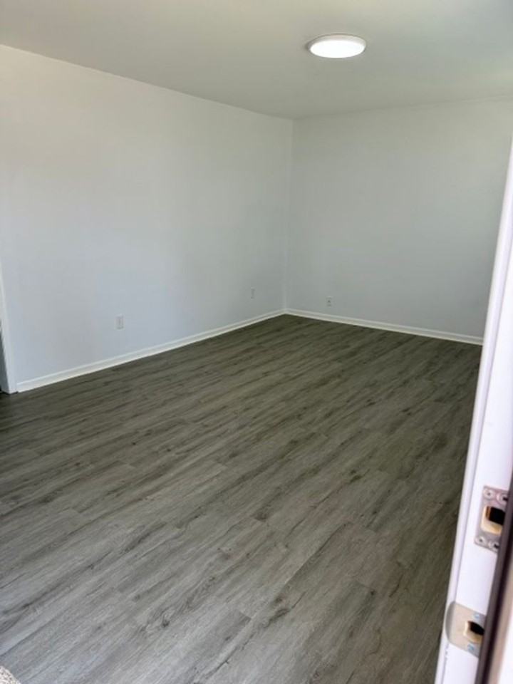 302 Cottonwood Ln - Photo 4 of 25