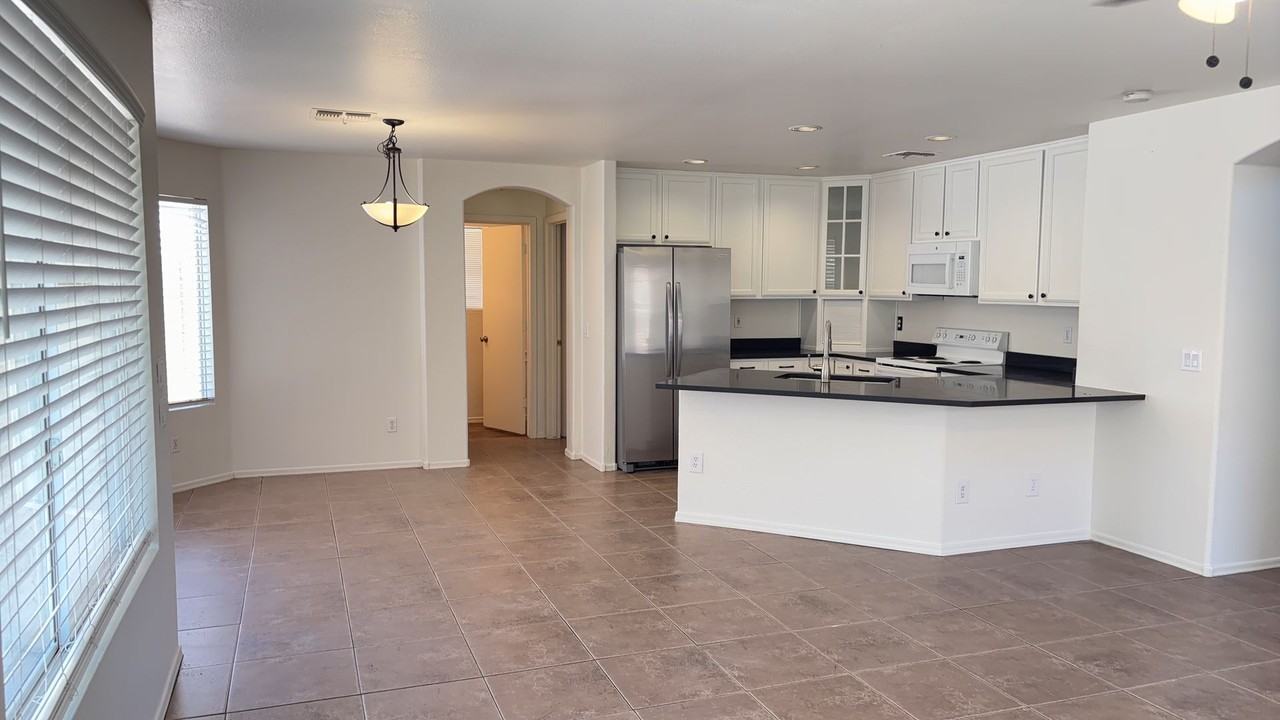 15447 W Evans Dr - Photo 5 of 24