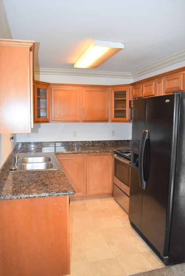 1450 Iris Ave #4 - Photo 3 of 18