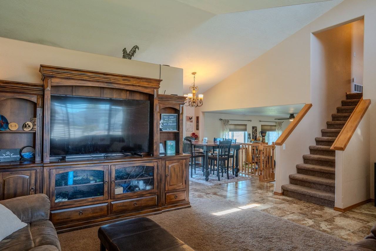 3925 N Graphite Ct - Photo 5 of 42