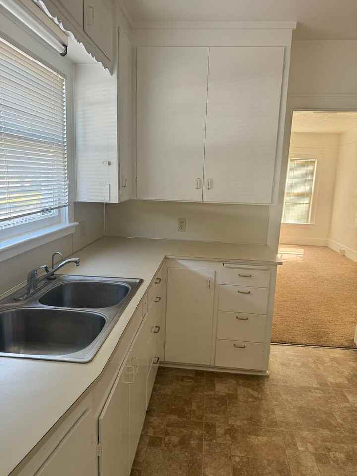 336 Nw 11th St - Photo 3 of 8