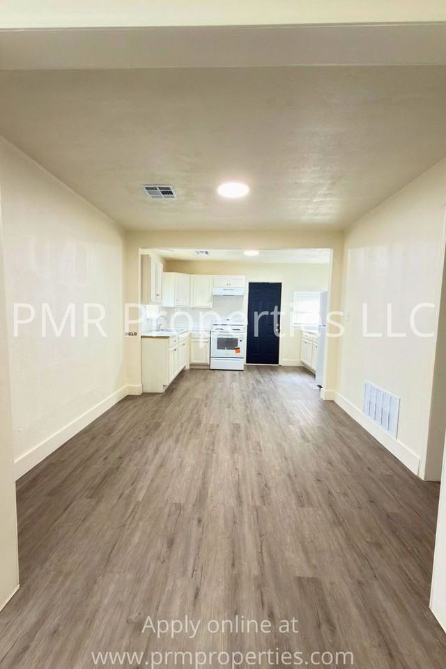 1706 Nw Cherry Ave - Photo 2 of 12