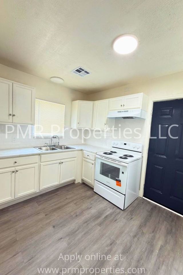 1706 Nw Cherry Ave - Photo 3 of 12