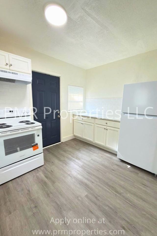 1706 Nw Cherry Ave - Photo 4 of 12