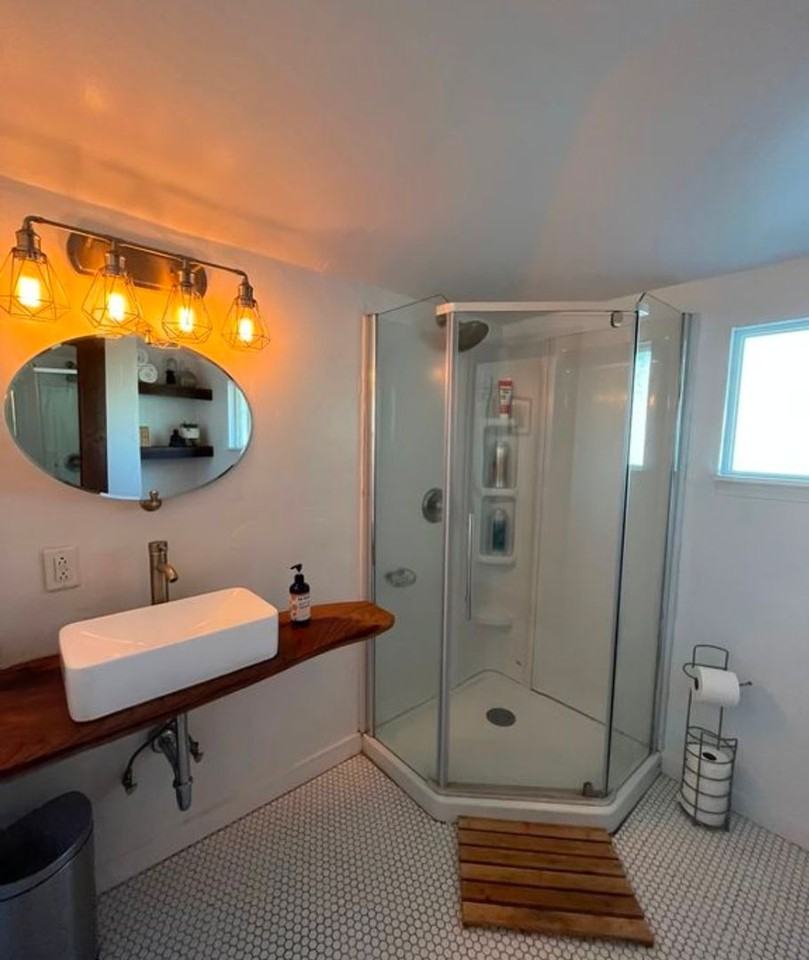 2118 Vine St - Photo 5 of 9