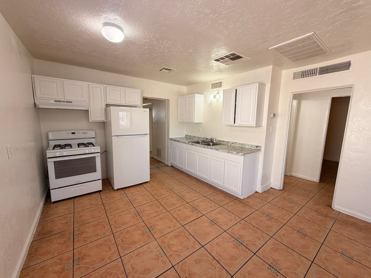 2524 W Jefferson St - Photo 3 of 19