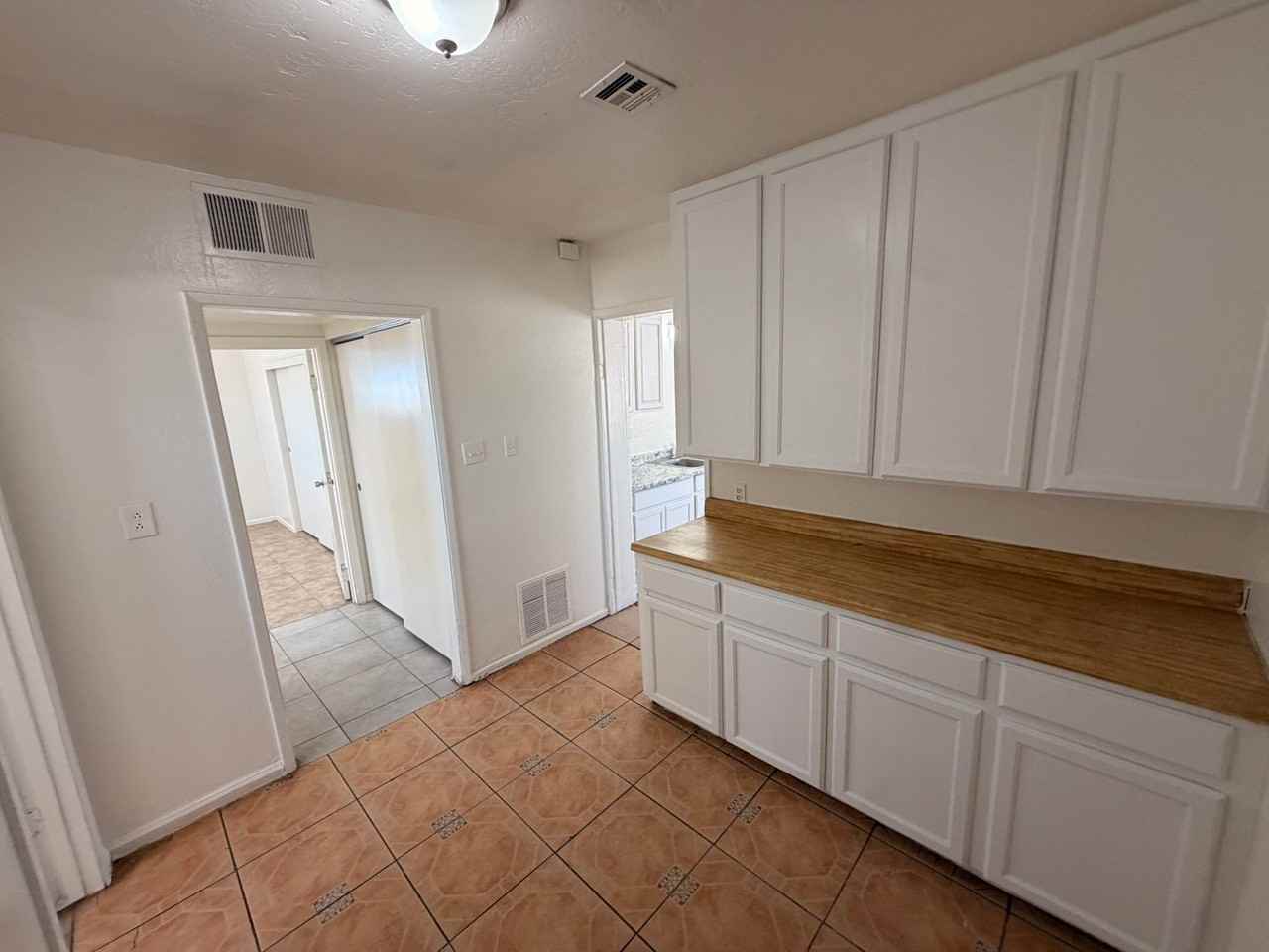 2524 W Jefferson St - Photo 4 of 19