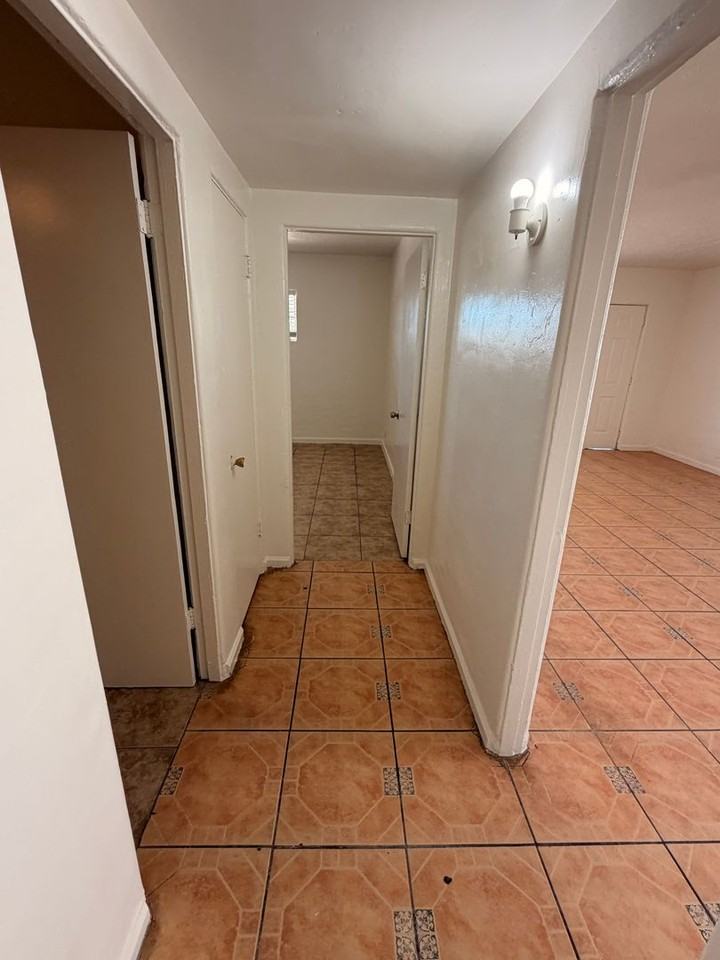 2524 W Jefferson St - Photo 5 of 19