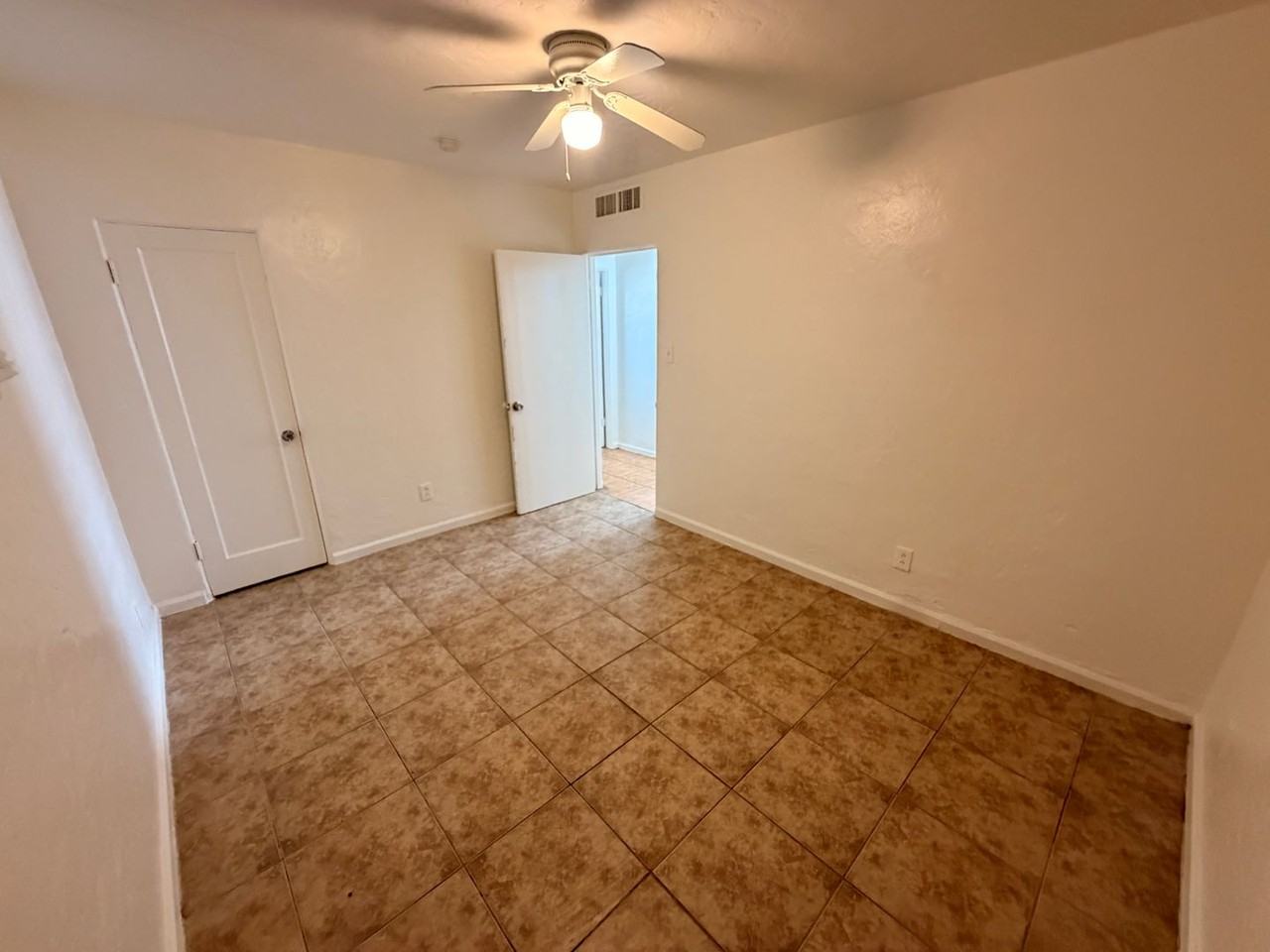 2524 W Jefferson St - Photo 6 of 19
