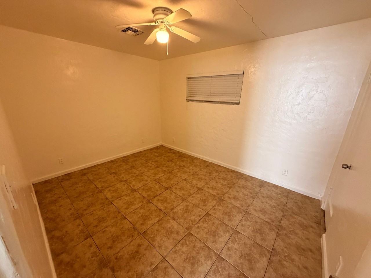 2524 W Jefferson St - Photo 7 of 19
