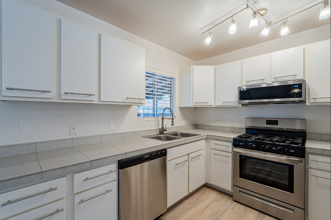 816 E 10th St - Photo 2 of 18