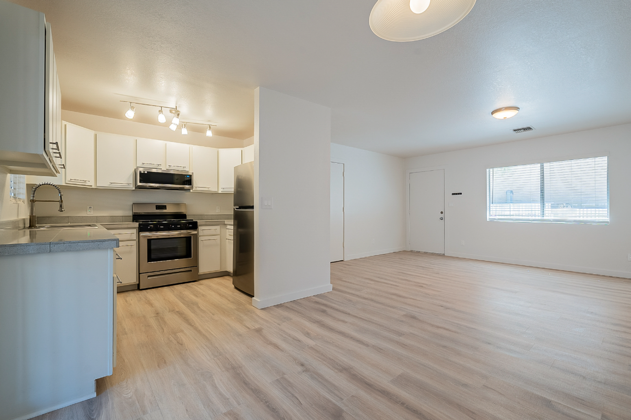 816 E 10th St - Photo 4 of 18