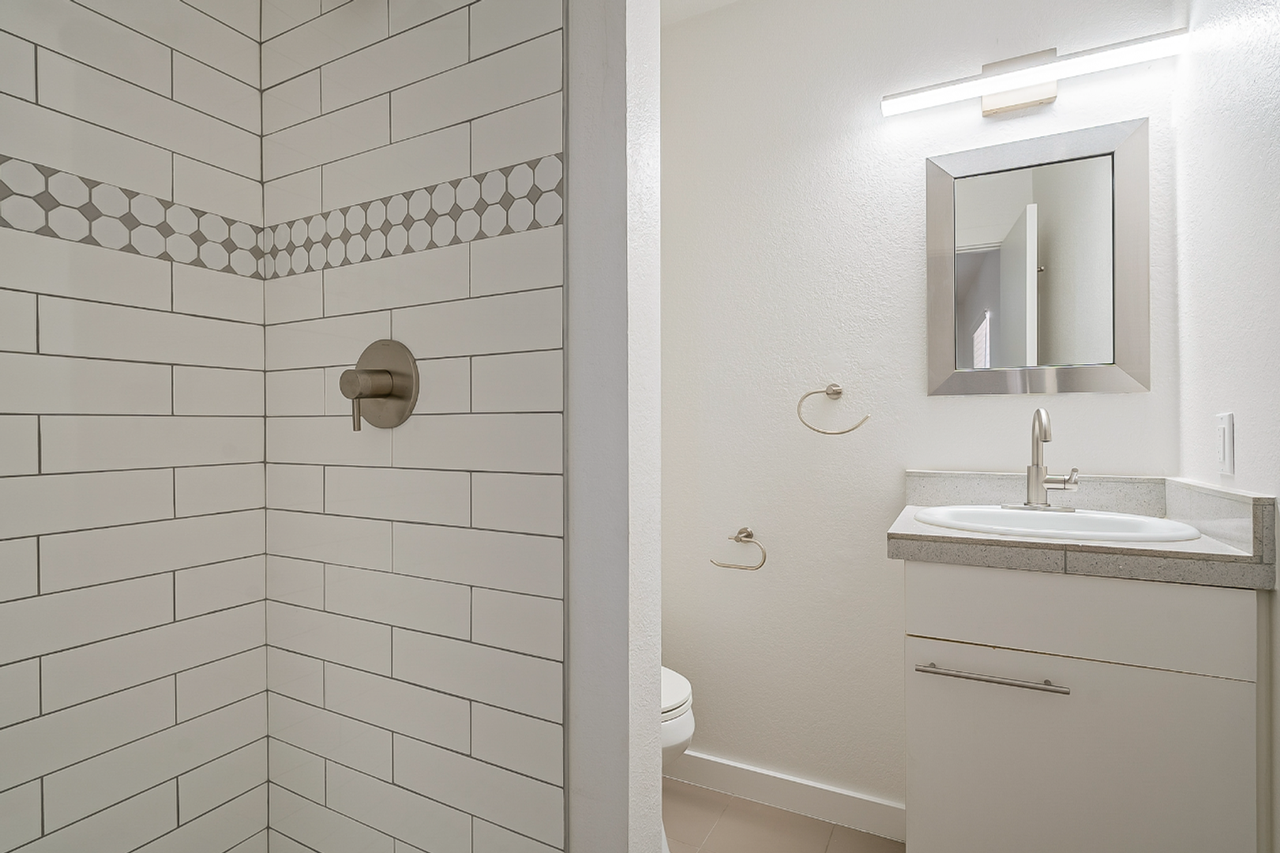 816 E 10th St - Photo 5 of 18