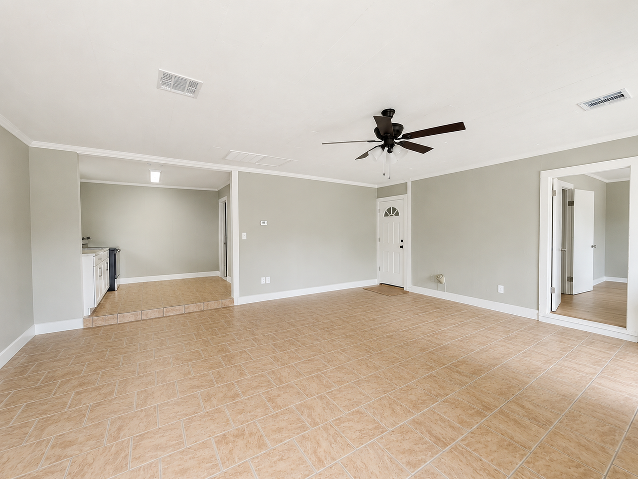 526 1/2 Evangeline Dr - Photo 2 of 8