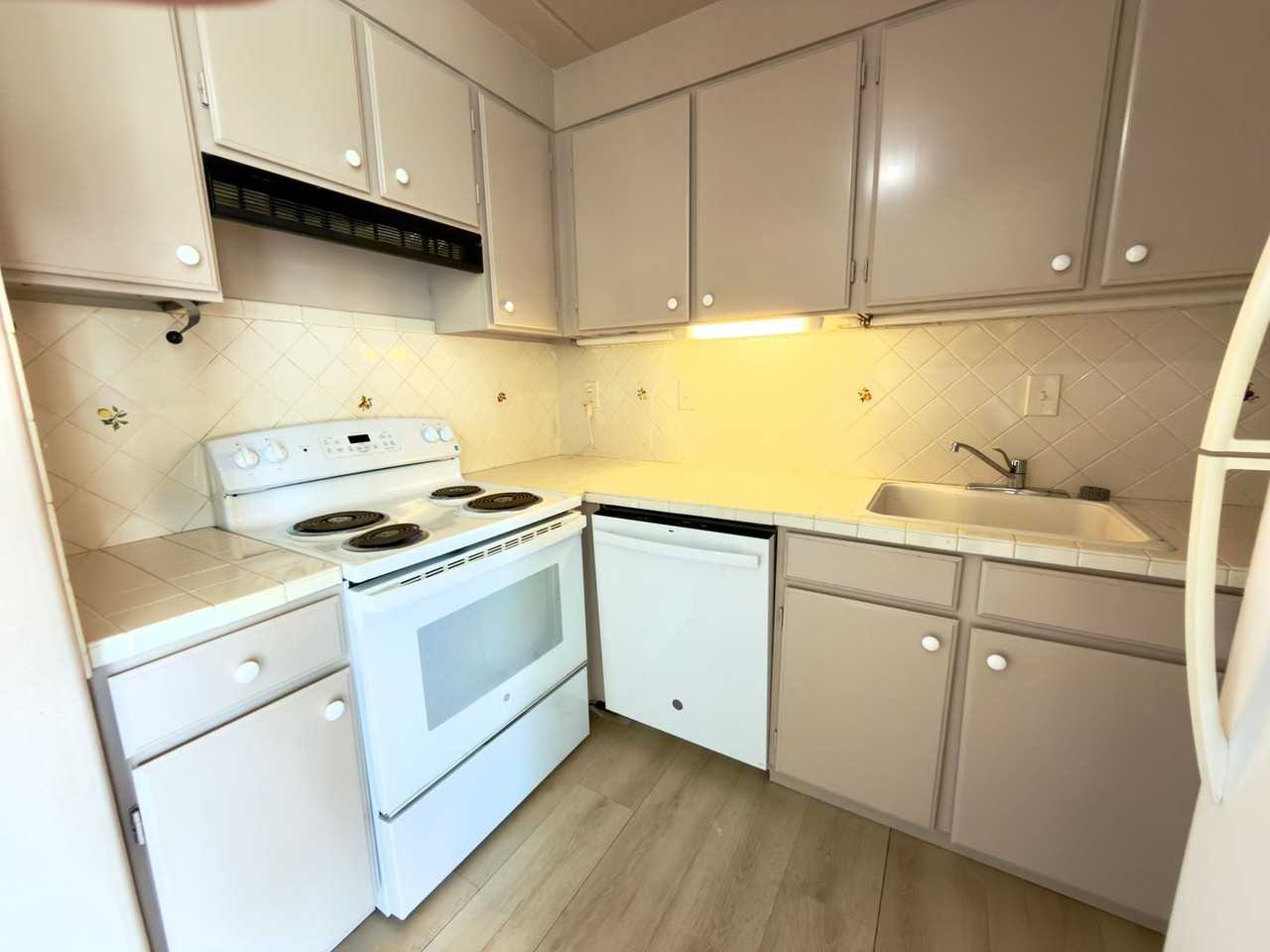 430 Keoniana St - Photo 3 of 9