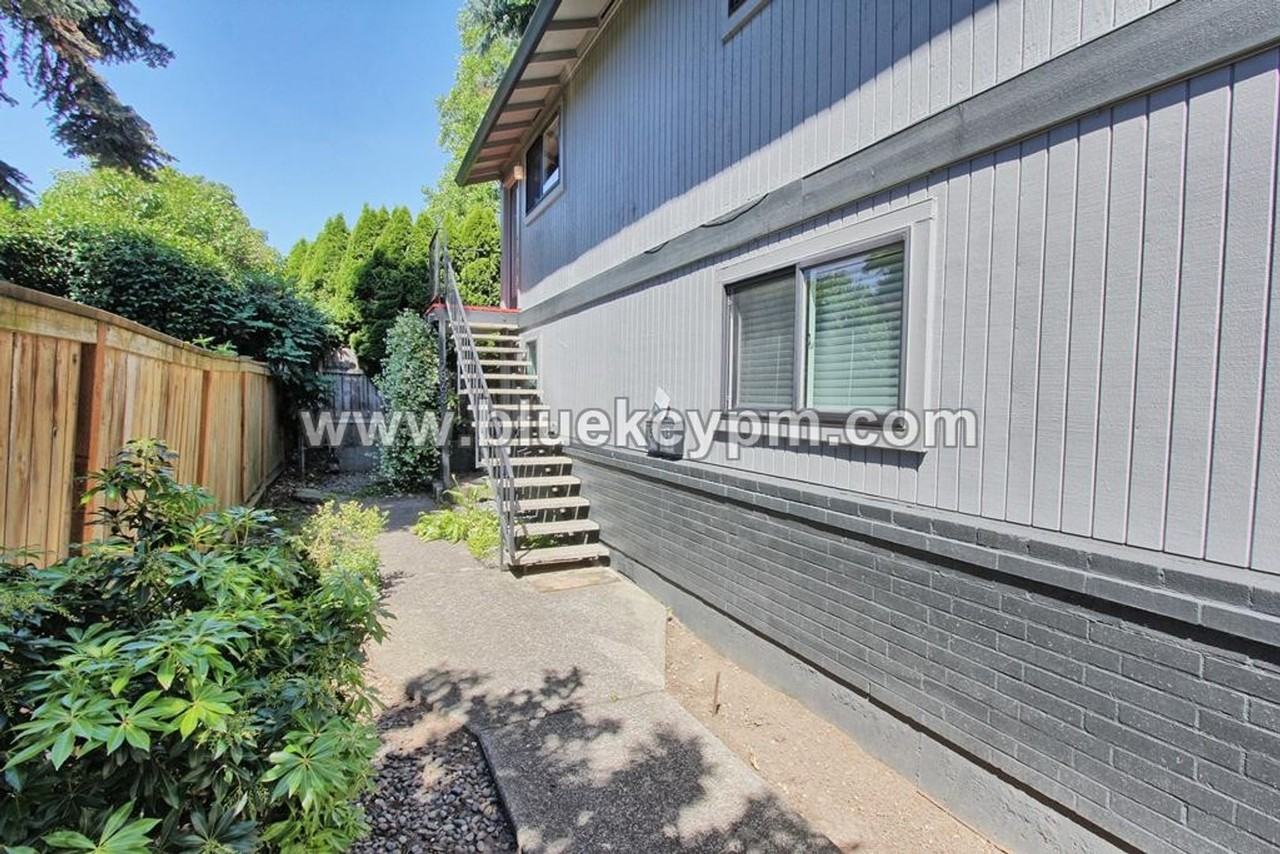 7865 Se Milwaukie Ave - Photo 2 of 12