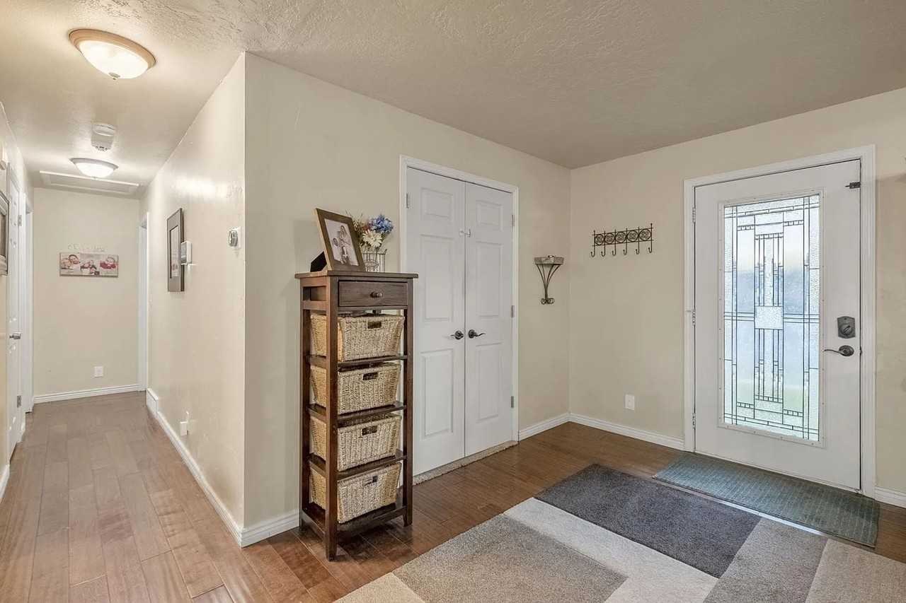 1553 E Huckleberry Cir - Photo 2 of 39