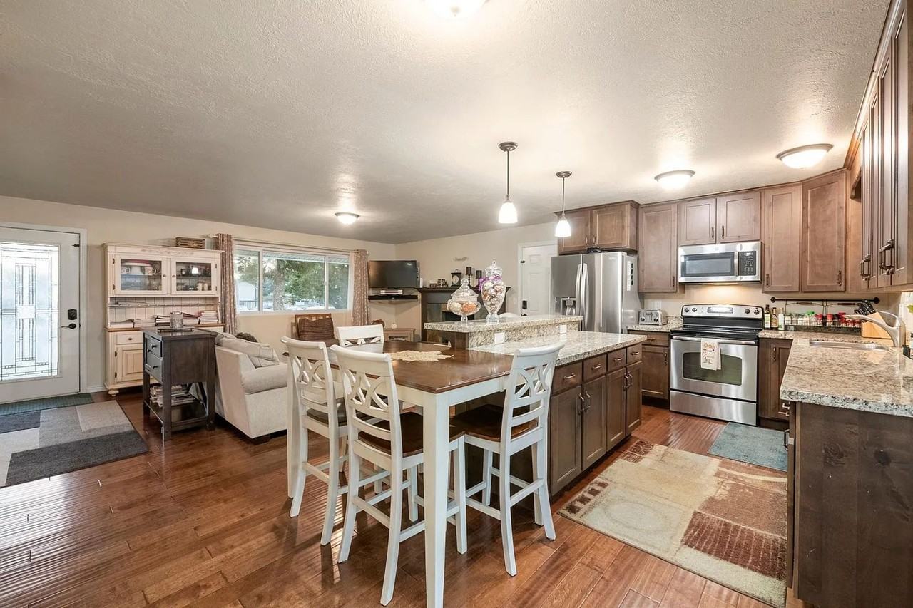 1553 E Huckleberry Cir - Photo 7 of 39