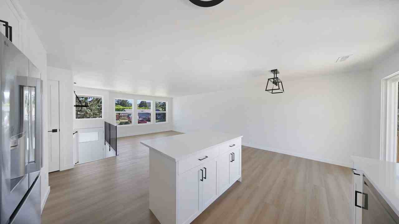 2310 30th St - Photo 3 of 16