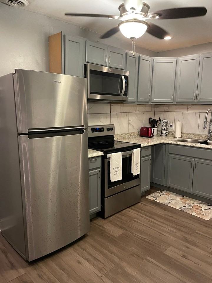 1103 W 7th St - Photo 2 of 28