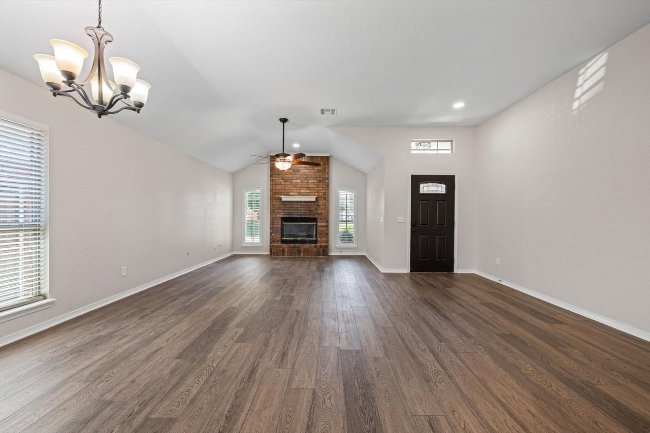 7717 Doris Dr - Photo 3 of 38