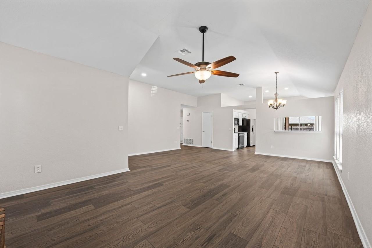 7717 Doris Dr - Photo 4 of 38