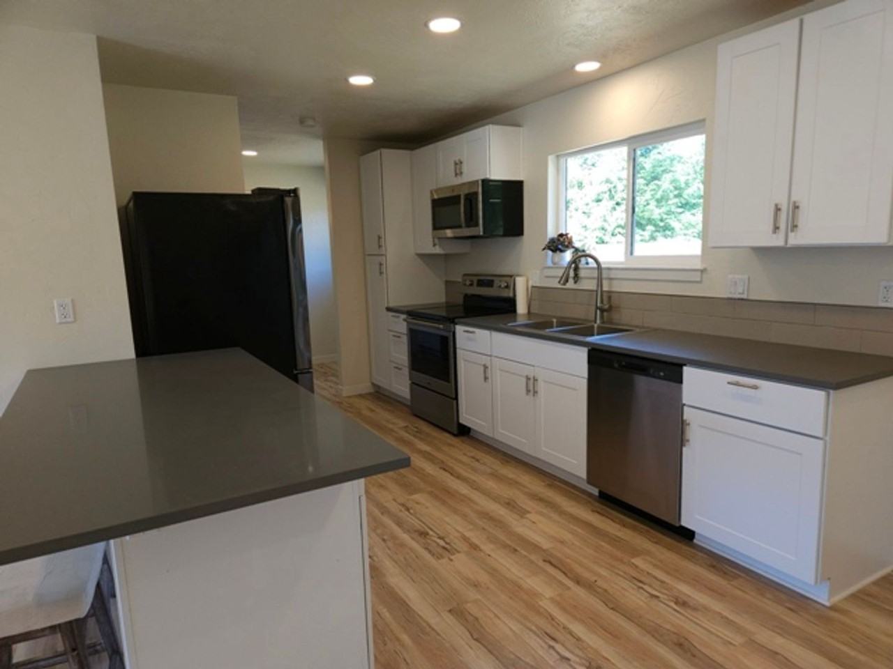 3994 Crestview Dr S - Photo 3 of 28