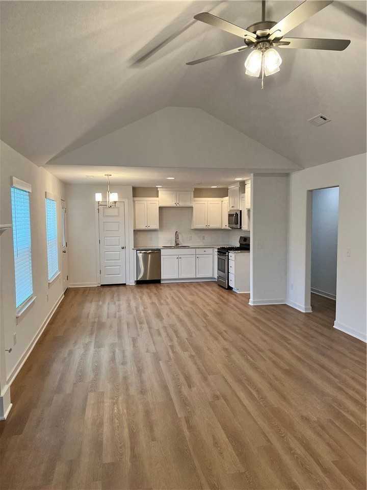 502 N Cresswell Dr - Photo 3 of 16