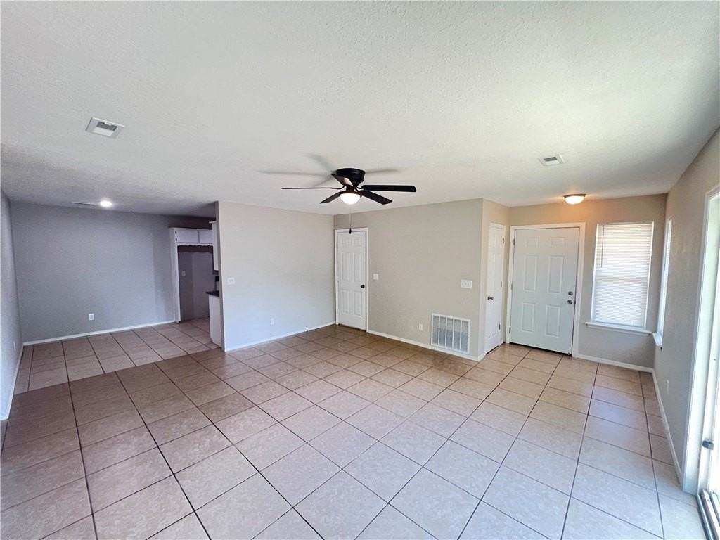 823 N Lola Ln - Photo 4 of 16