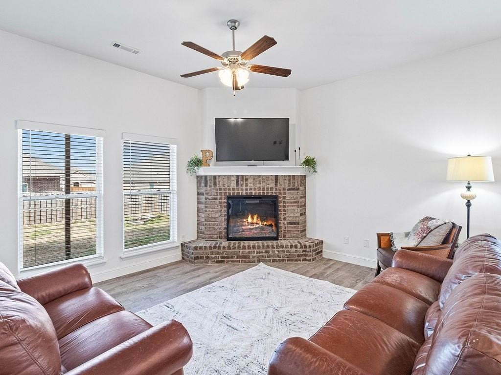 2402 England Ln - Photo 4 of 22