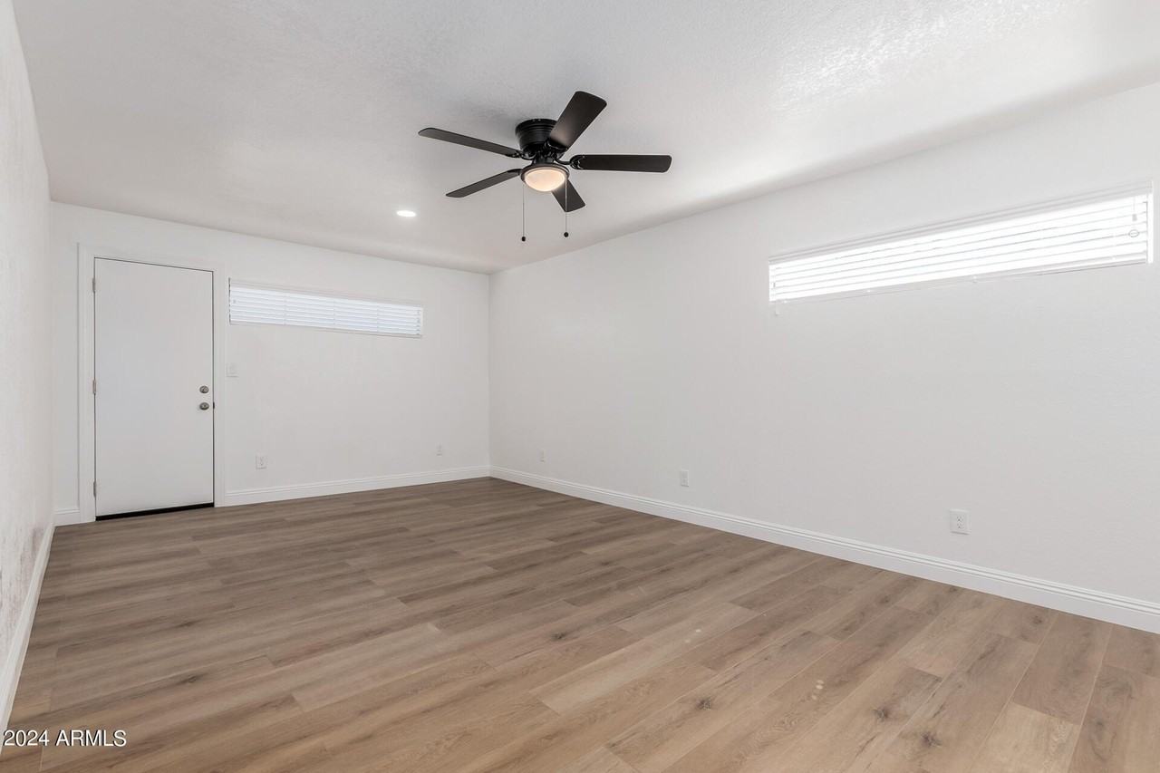 723 E Sunnyslope Ln - Photo 4 of 24