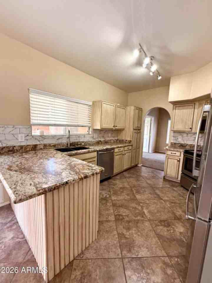 5200 W Shannon St - Photo 3 of 21
