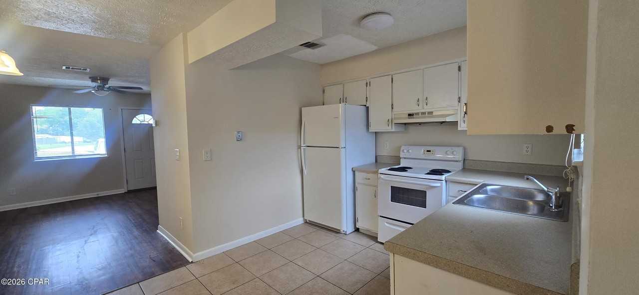 3910 Venetian Cir - Photo 3 of 8