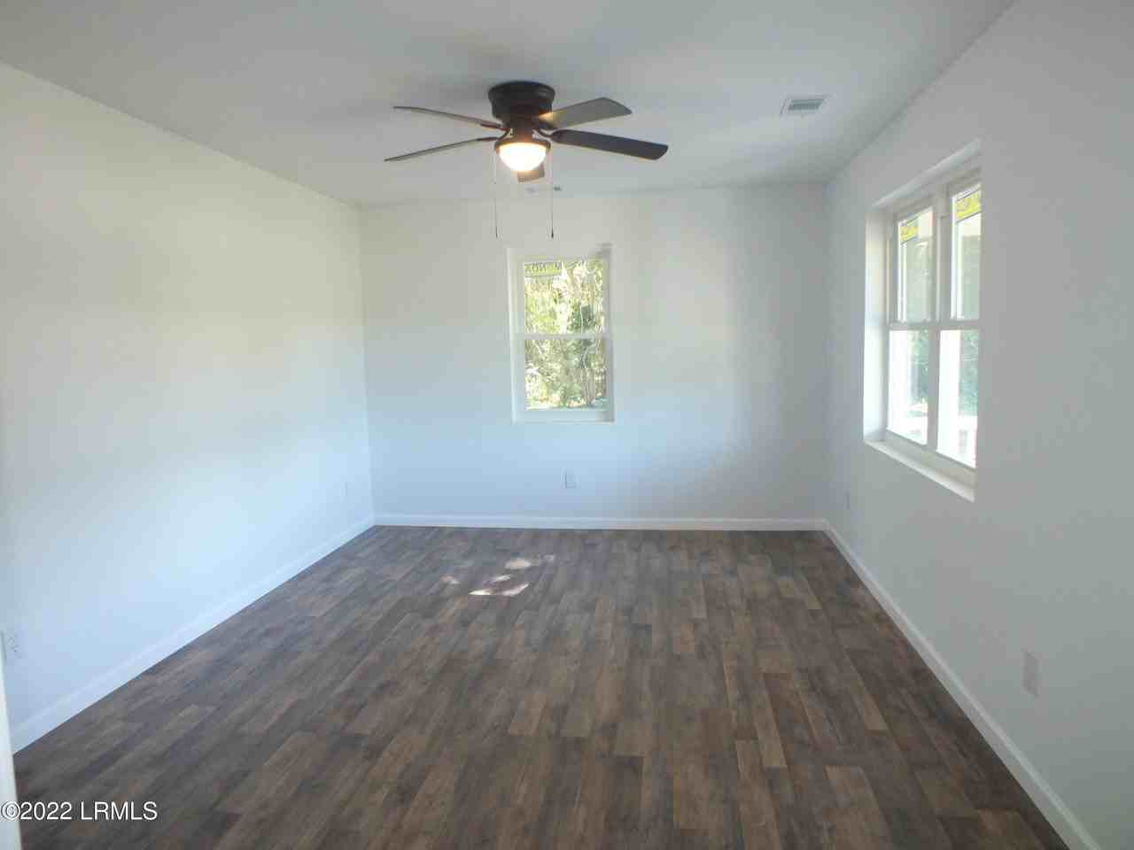 1256 Kings Hwy - Photo 2 of 11