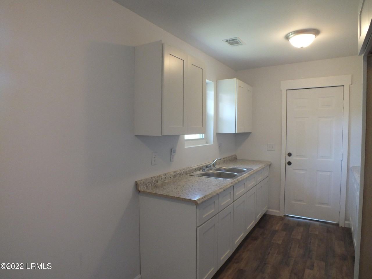 1256 Kings Hwy - Photo 3 of 11