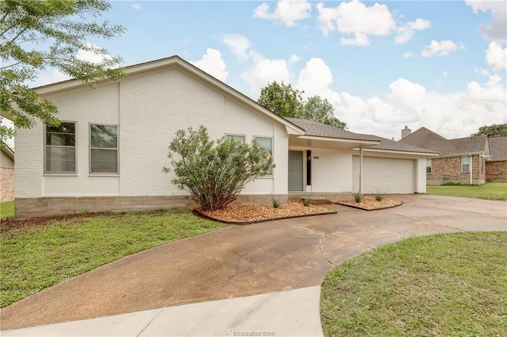 904 Holleman Dr - Photo 2 of 33