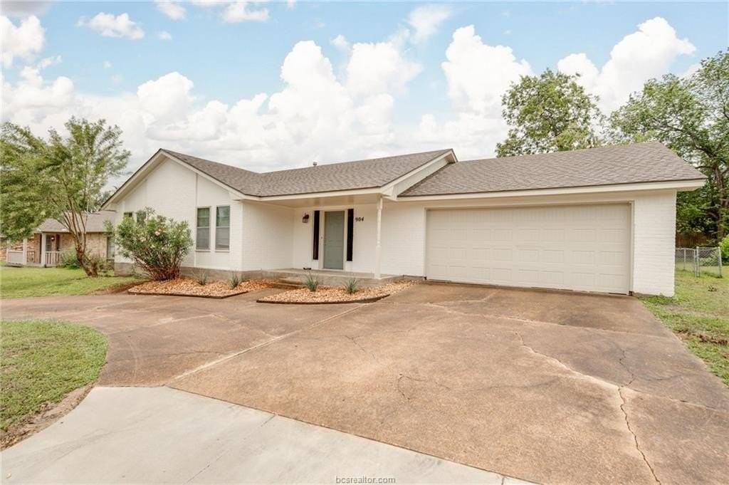 904 Holleman Dr - Photo 3 of 33