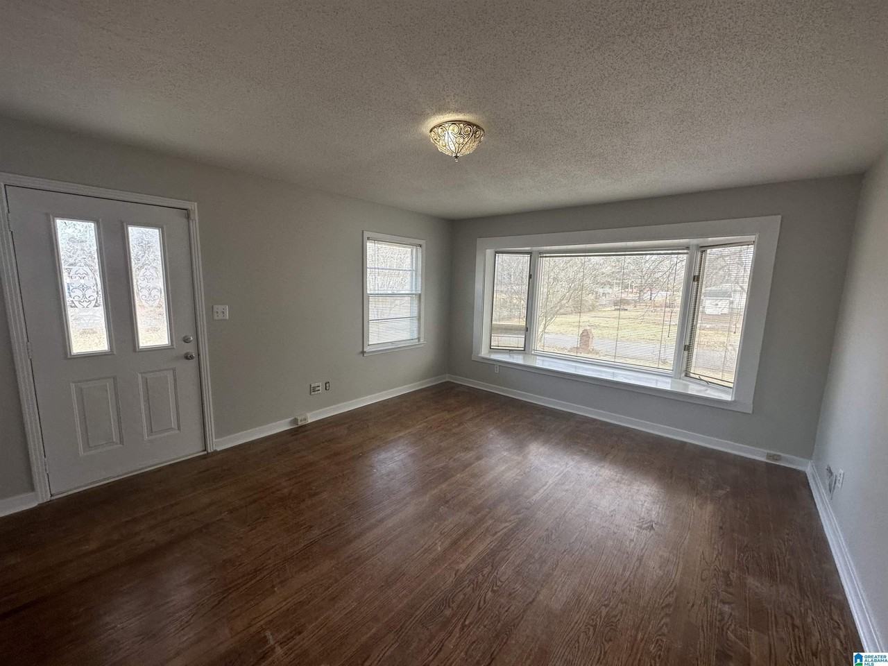 1218 Colonial Ave - Photo 3 of 14