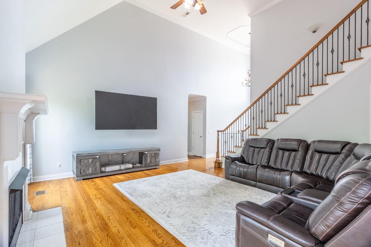 5553 Jonquil Ln - Photo 3 of 23