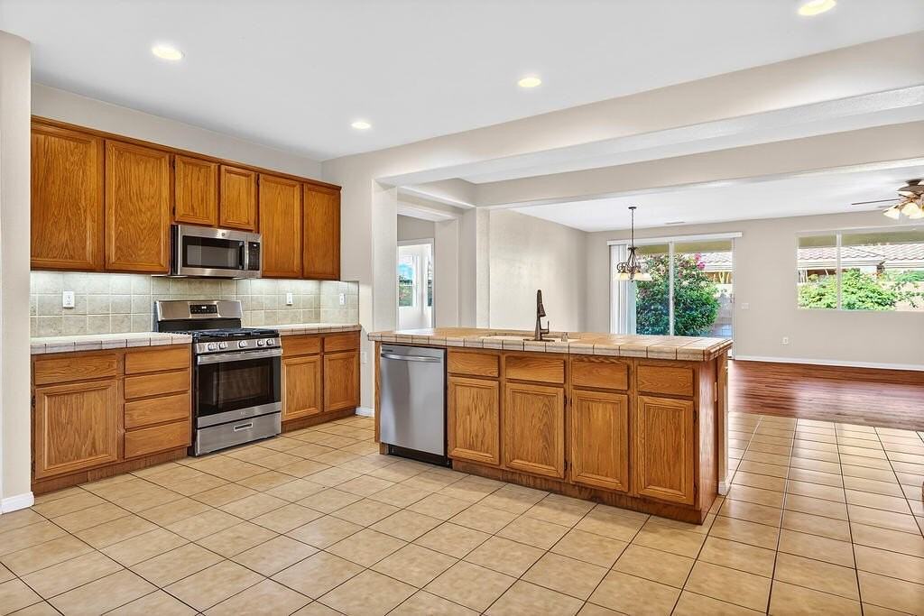42217 Whisper Rock St - Photo 4 of 26