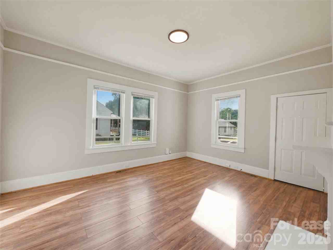 303 York Ave - Photo 5 of 17